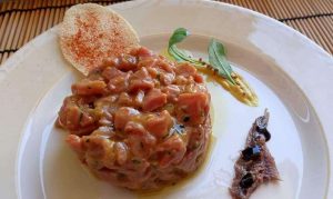 Tartar di manzo con salsa tiepida alla senape